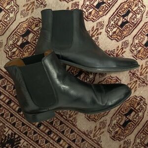 Aquatalia women’s 7.5 black leather Chelsea boot made in Italy